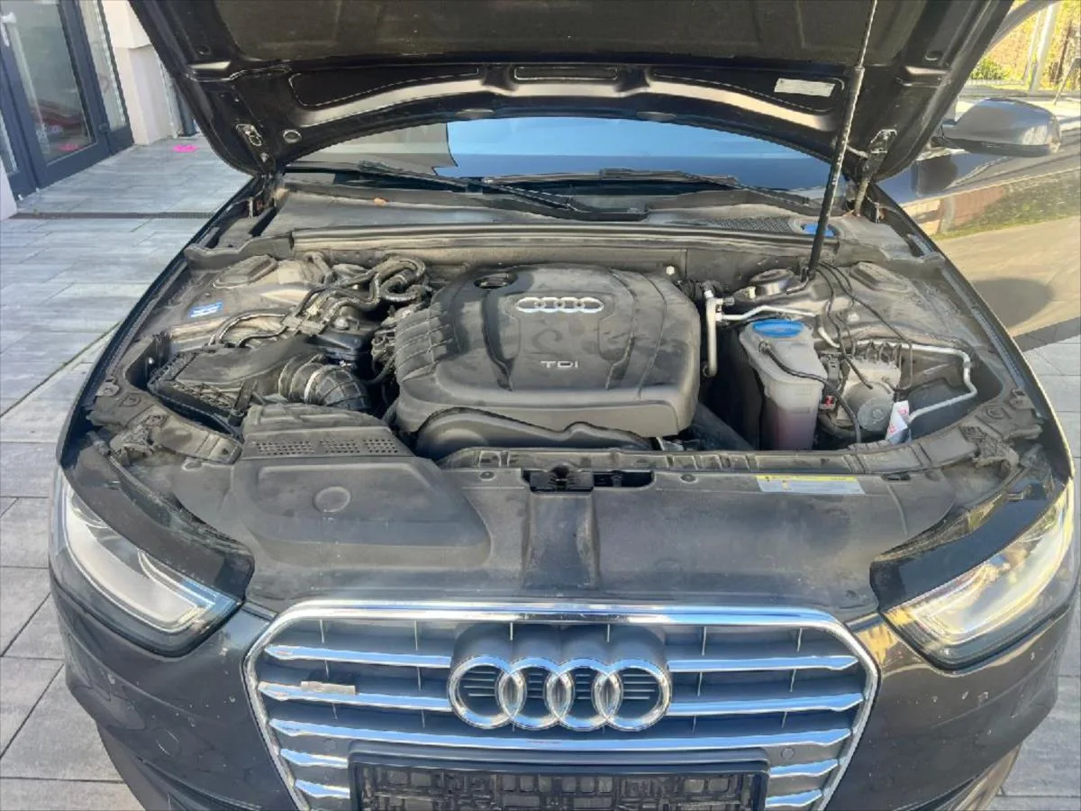Audi A4 Avant 2,0 S line – fotografie vozu 9