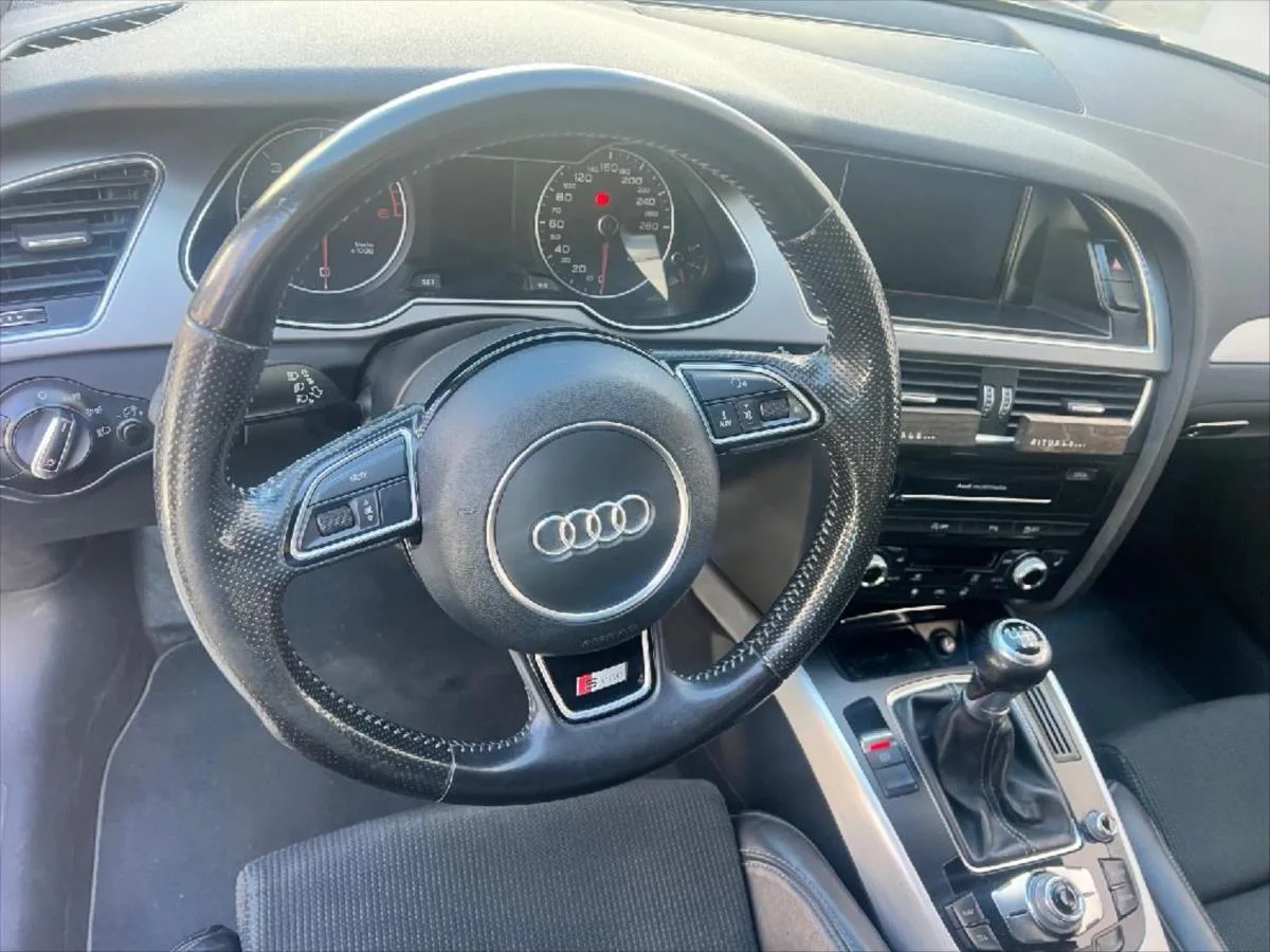 Audi A4 Avant 2,0 S line – fotografie vozu 23