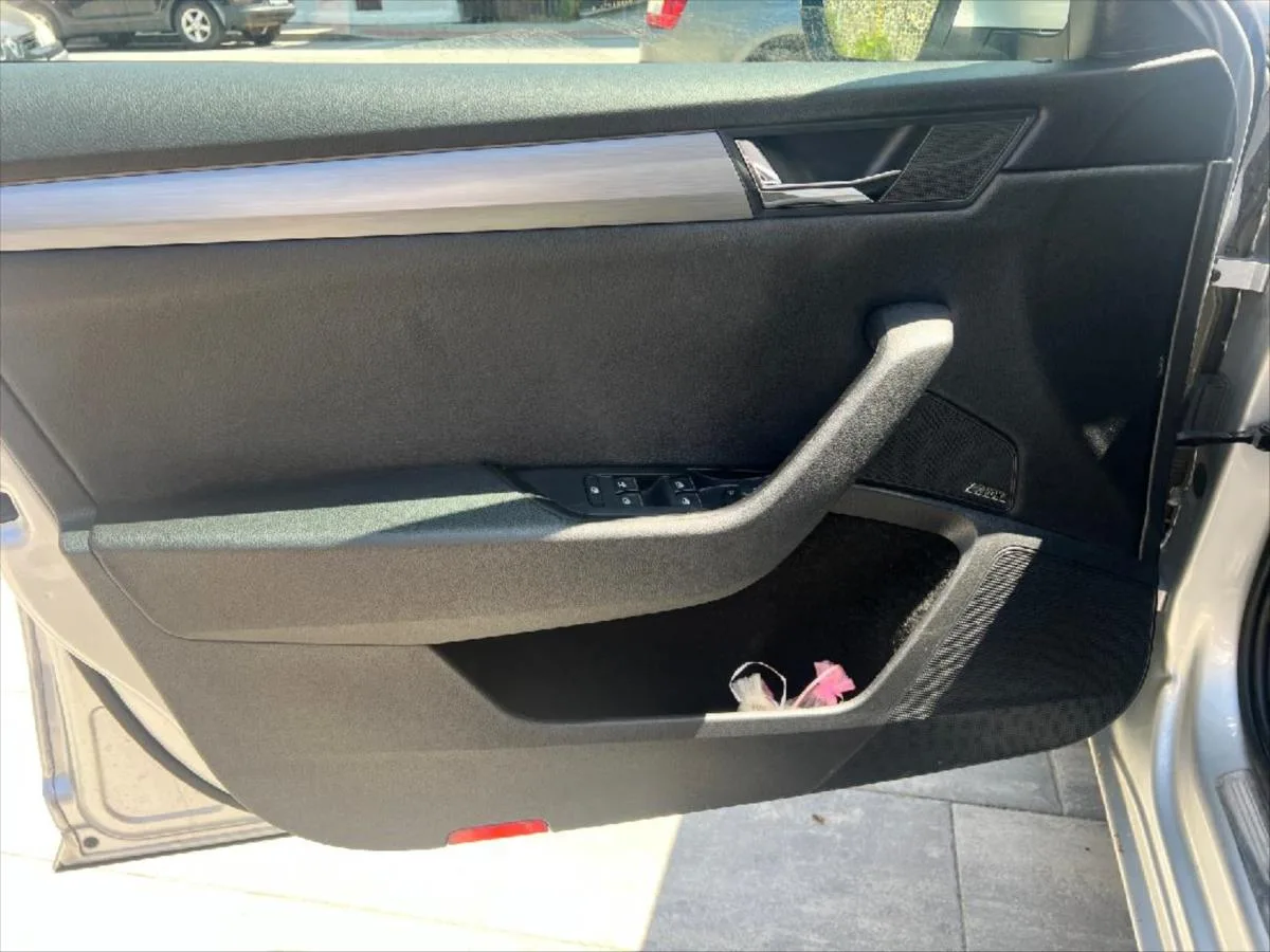 Škoda Superb 2,0 TDI 110KW Style – fotografie vozu 19