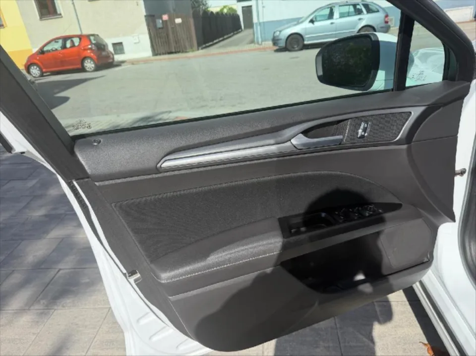 Ford Mondeo 2,0 TDCI Titanium – fotografie vozu 18
