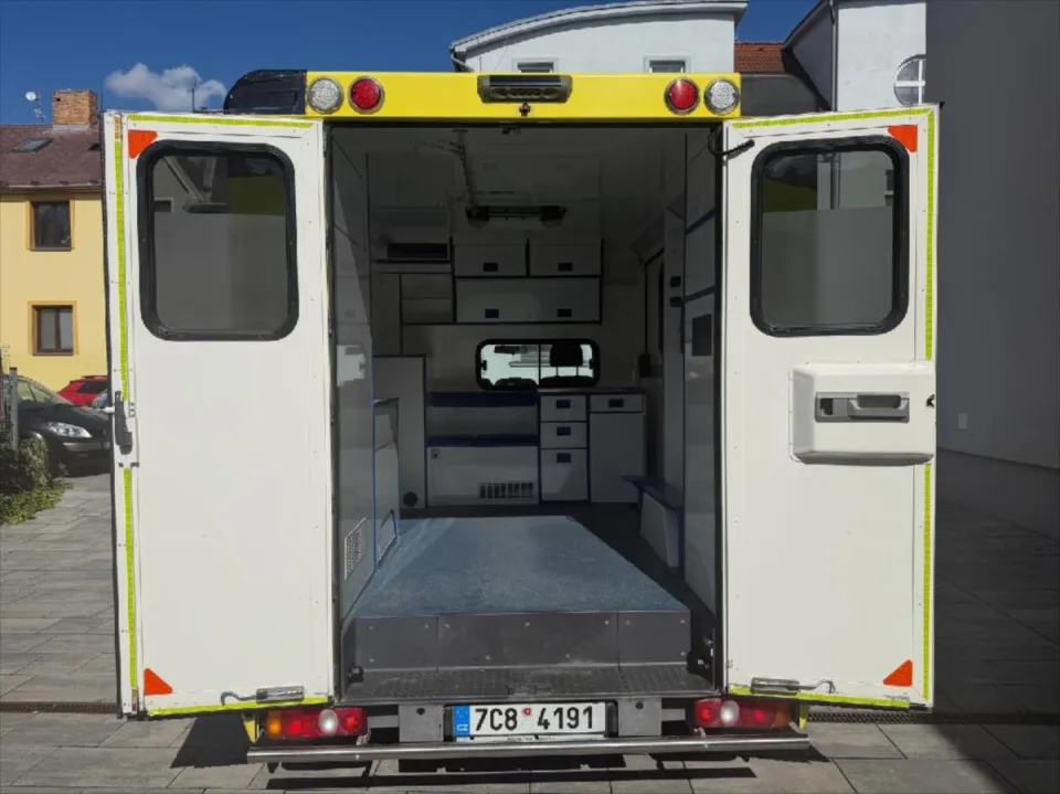 Volkswagen Transporter 2,0 TDI SANITKA – fotografie vozu 11