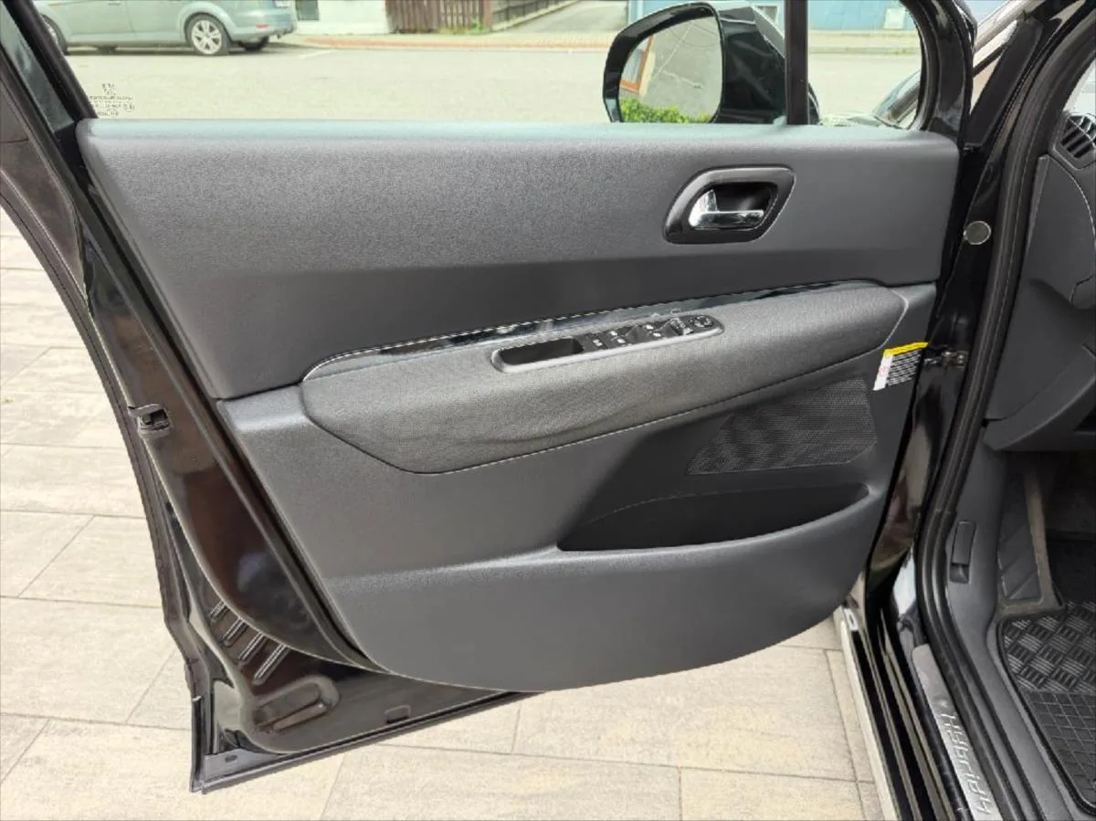 Peugeot 3008 2,0 Diesel-Hybrid 4x4 Allure – fotografie vozu 14