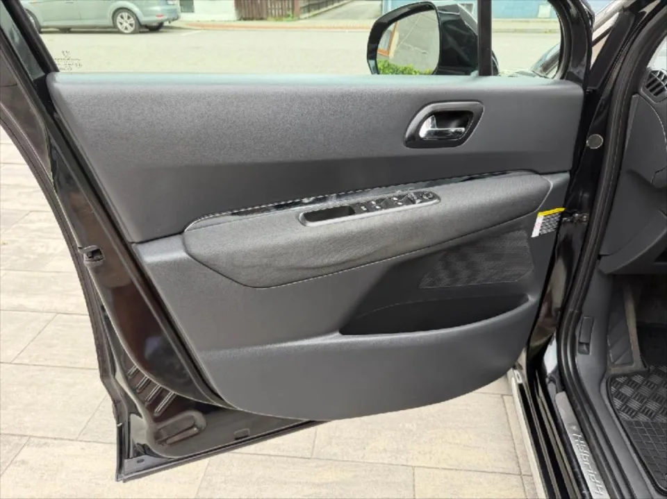 Peugeot 3008 2,0 Diesel-Hybrid 4x4 Allure – fotografie vozu 14