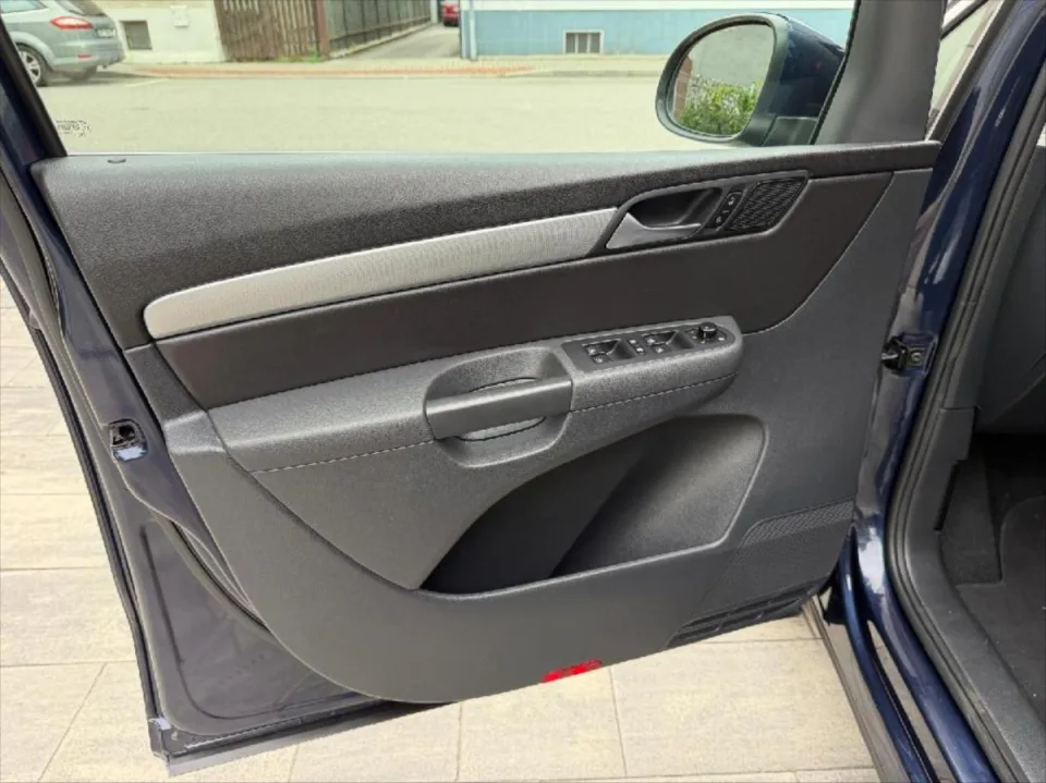 Volkswagen Sharan 2,0 TDI Comfortline BlueMotion – fotografie vozu 23