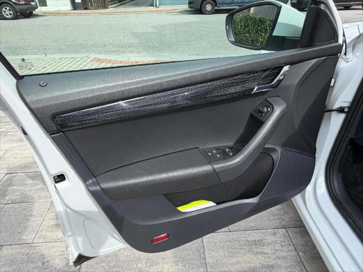 Škoda Octavia 1,6 TDI Combi – fotografie vozu 12
